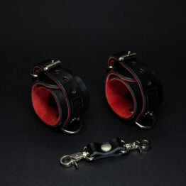 БДСМ наручники из кожи на замшевой подкладке Черные кожаные наручники на красной замшевой подкладке