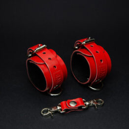 Красные кожаные наручники на замшевой подкладке